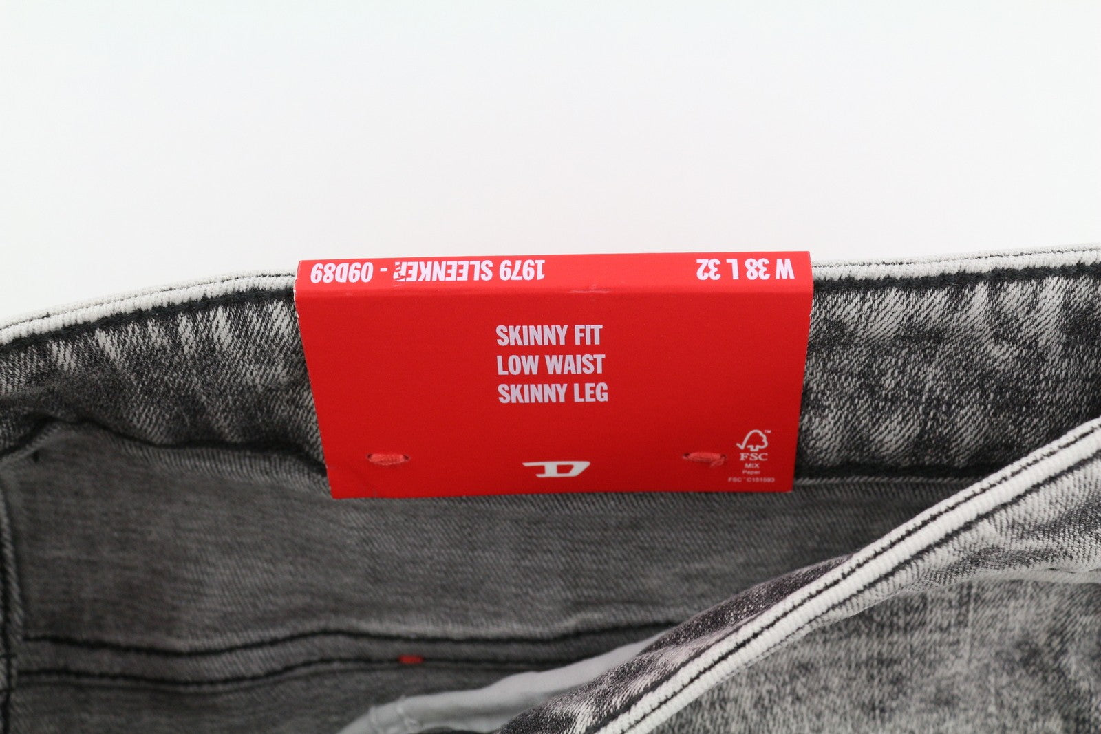 DIESEL 1979 Sleenker 09D89 vyriški džinsai W38/L32 tamprūs, aptempti, pilki, rekomenduojama kaina 195 € 