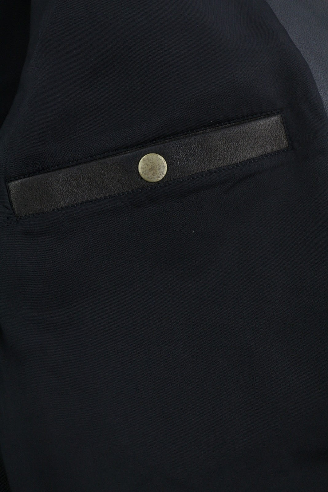 DIESEL L-Metalo vyriška striukė 56 juoda avikailio oda su užtrauktuku ir logotipu, rekomenduojama kaina – 795 € 