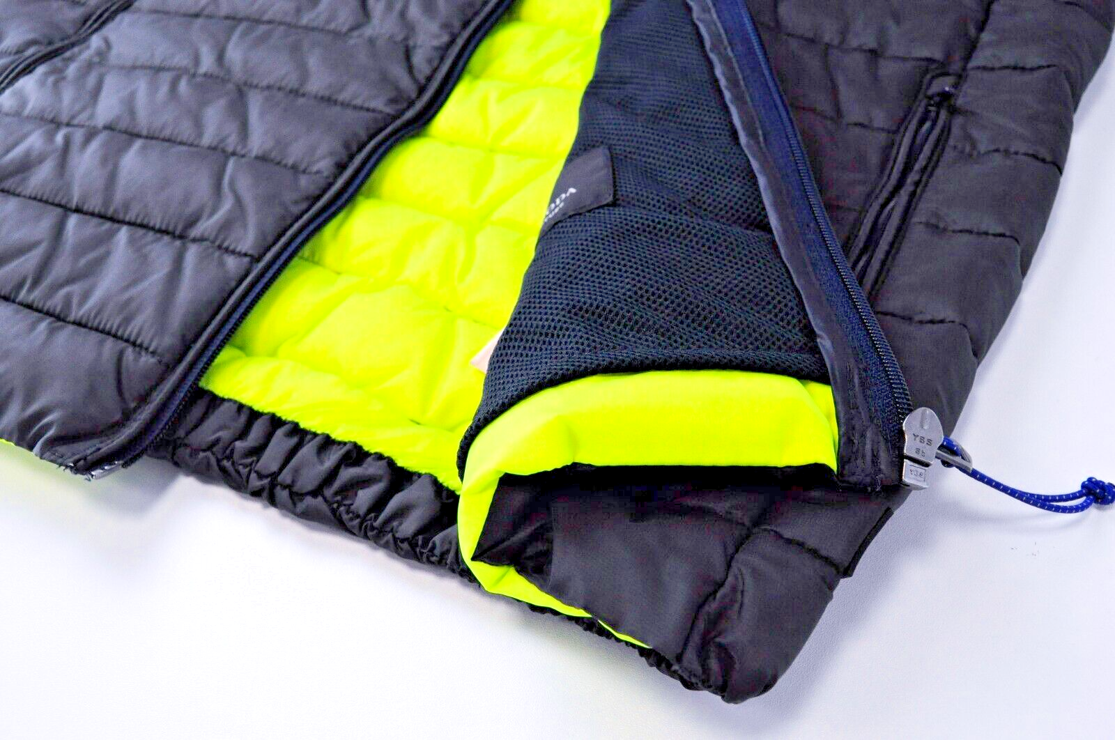 SCOTCH &amp; SODA vyriška dygsniuota tamsiai chaki spalvos lengva striukė su užtrauktuku ir pamušalu. 