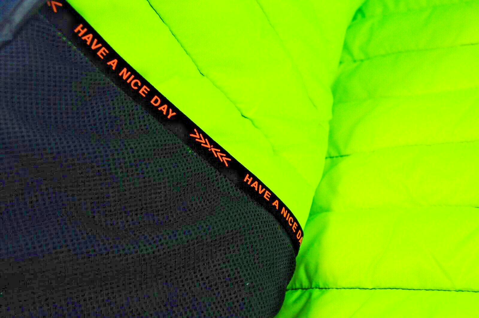 SCOTCH &amp; SODA vyriška dygsniuota tamsiai chaki spalvos lengva striukė su užtrauktuku ir pamušalu. 