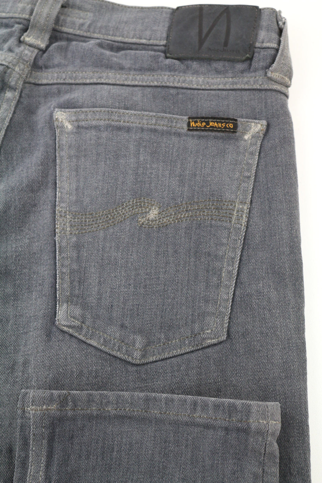 NUDIE JEANS aptempti ilgi vyriški džinsai W31/L34 organinės anglies spalvos, ploni, užtrauktuku 