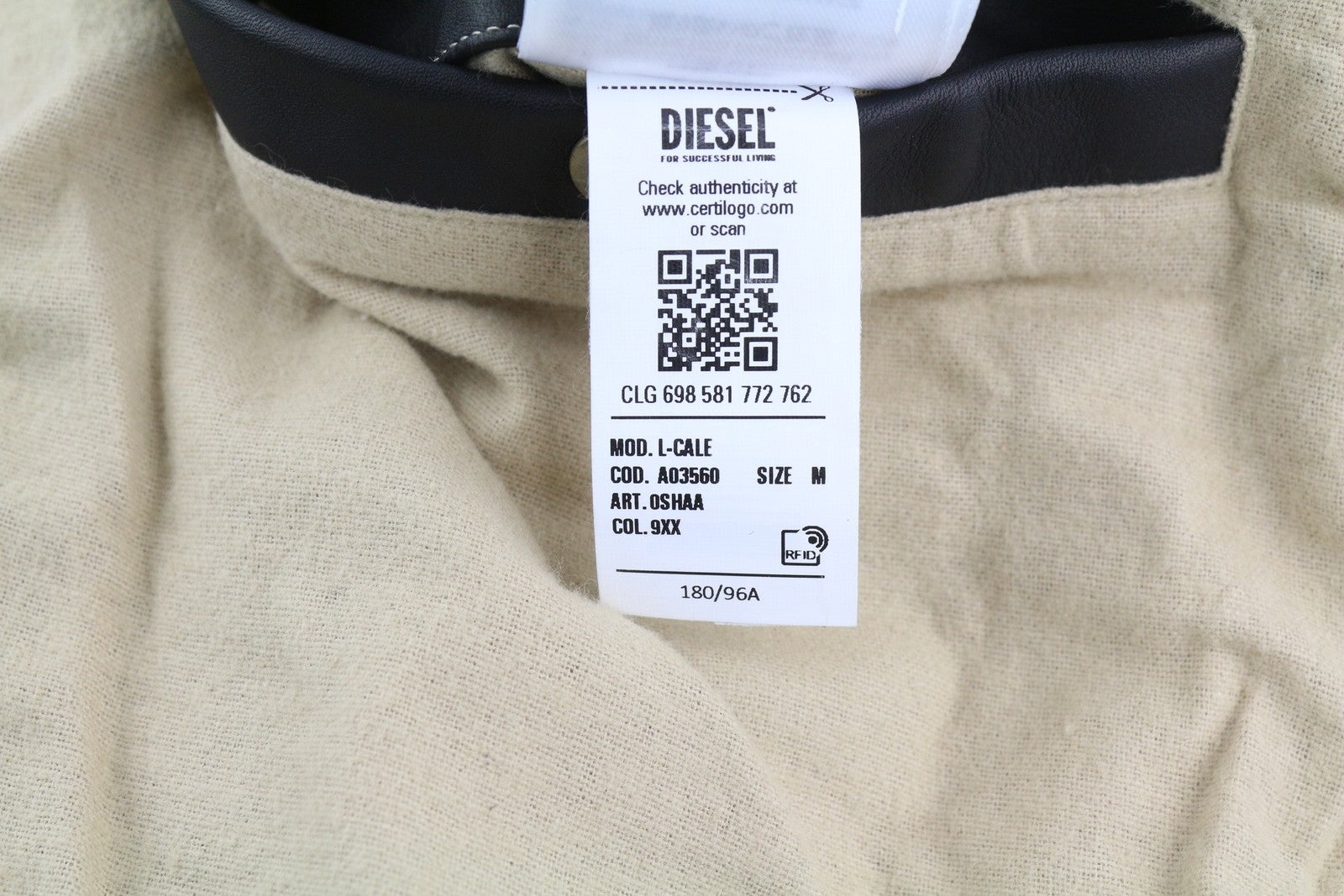 DIESEL L-Cale vyriška striukė M, juoda, odinė, su logotipu ant kaklo, rekomenduojama kaina – 650 € 