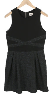 BEL AIR moteriška suknelė 3 colių juoda be rankovių, apvali kaklo iškirpte, pamušalu, klostuota raštuota mini suknelė 