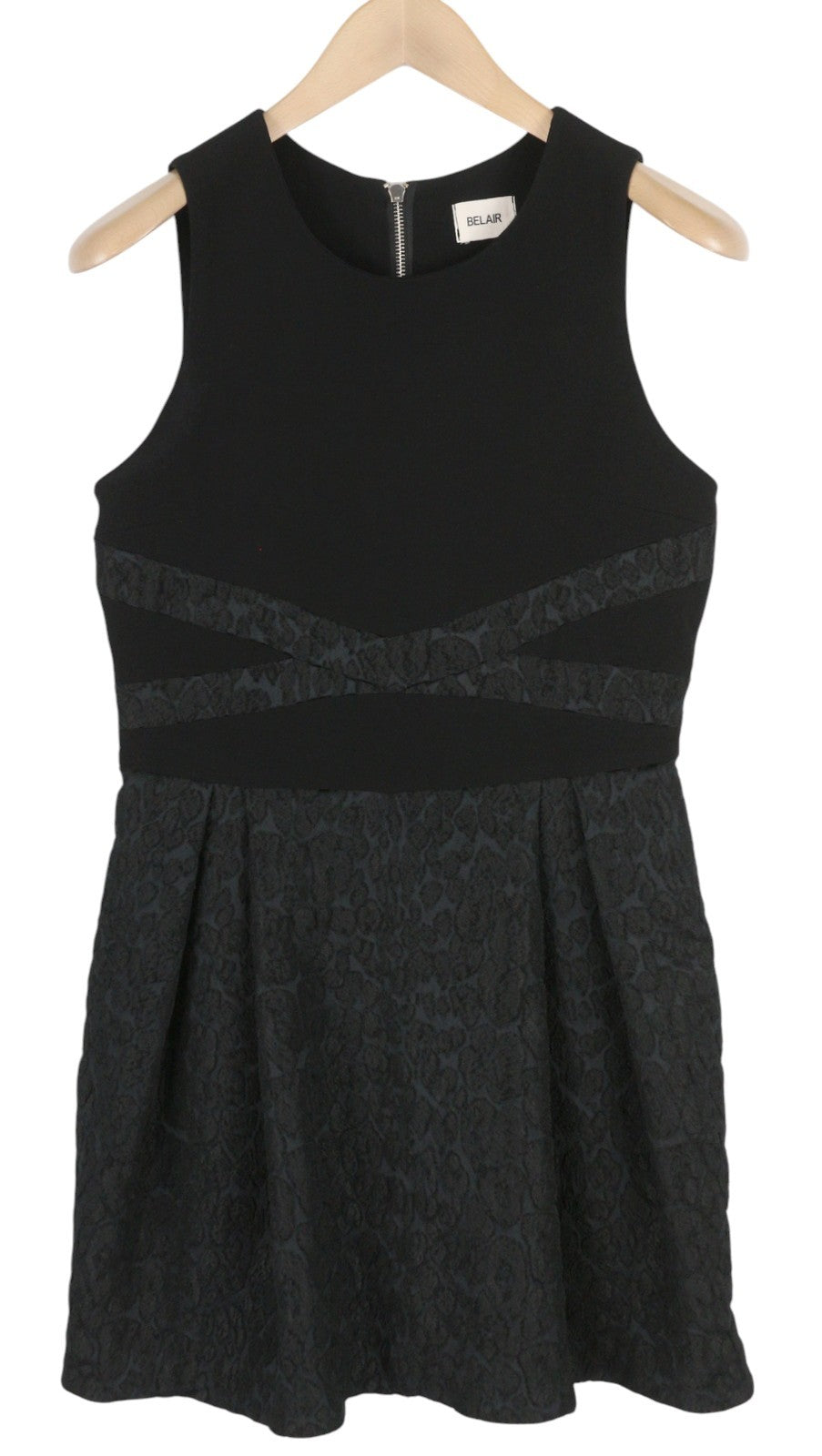 BEL AIR moteriška suknelė 3 colių juoda be rankovių, apvali kaklo iškirpte, pamušalu, klostuota raštuota mini suknelė 