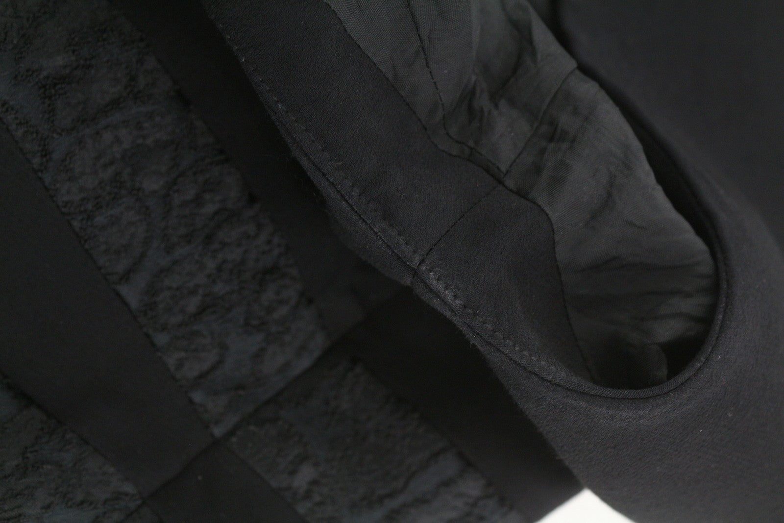 BEL AIR moteriška suknelė 3 colių juoda be rankovių, apvali kaklo iškirpte, pamušalu, klostuota raštuota mini suknelė 