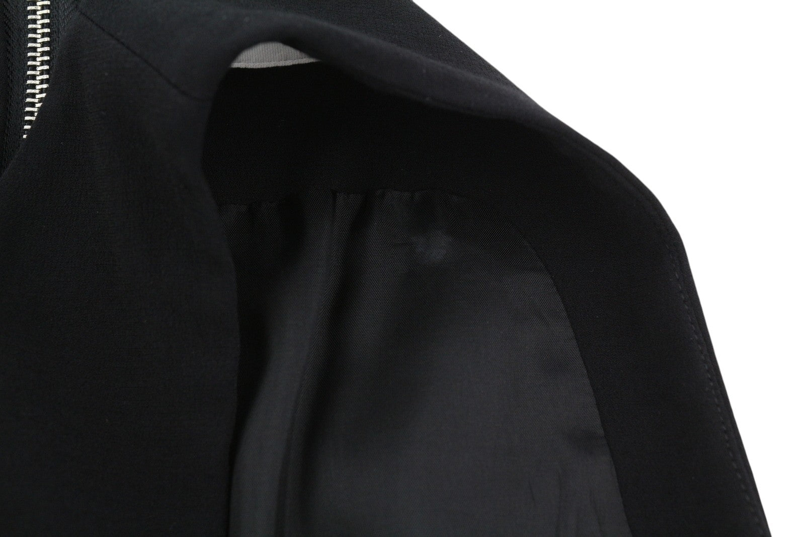 BEL AIR moteriška suknelė 3 colių juoda be rankovių, apvali kaklo iškirpte, pamušalu, klostuota raštuota mini suknelė 