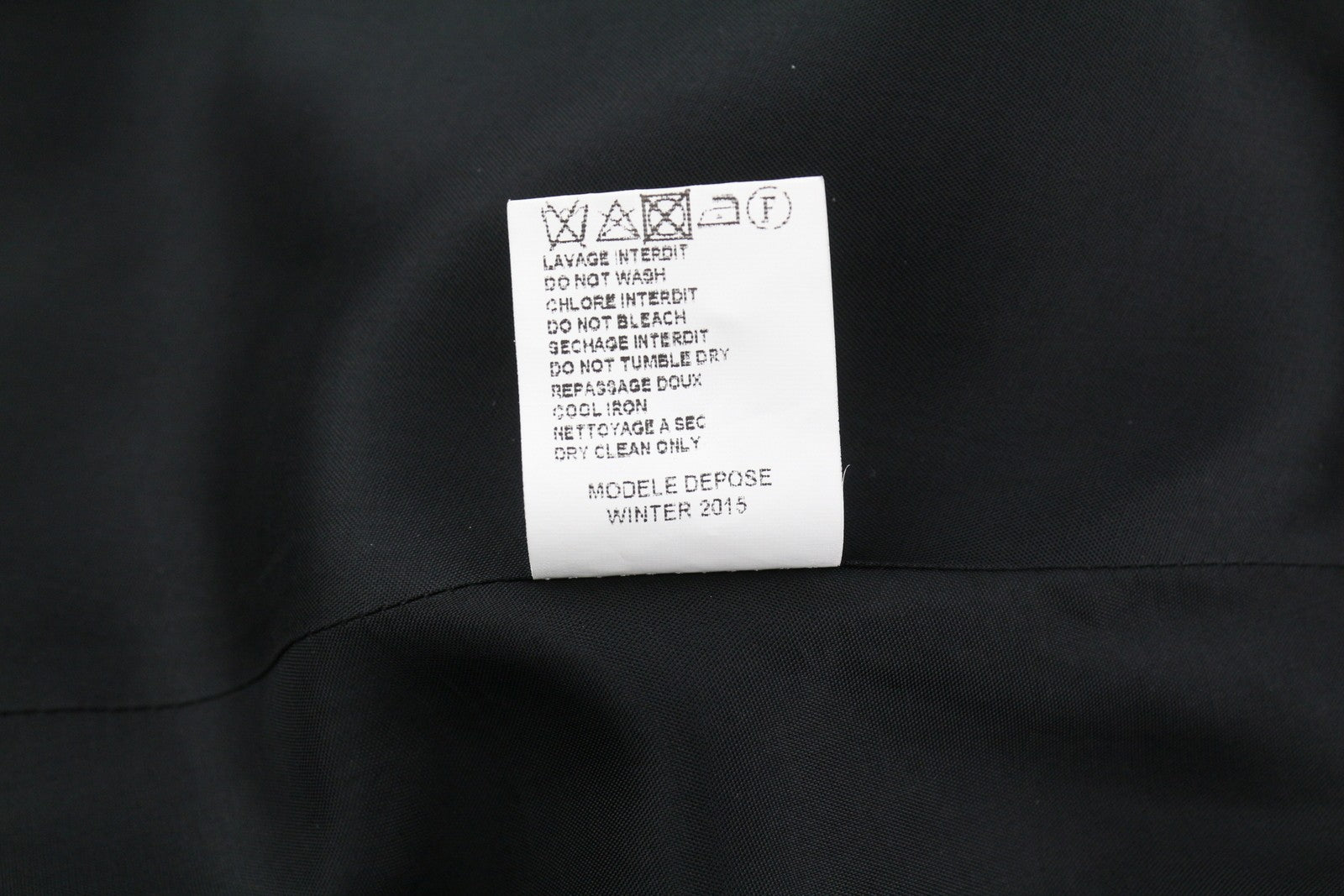 BEL AIR moteriška suknelė 3 colių juoda be rankovių, apvali kaklo iškirpte, pamušalu, klostuota raštuota mini suknelė 