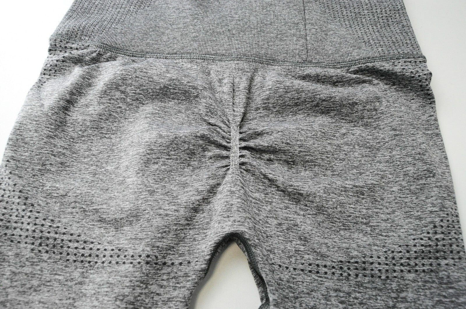 GYMSHARK moteriškos pilkos M dydžio sportinės tamprės su logotipu ir užtrauktuku bei kišenėmis 