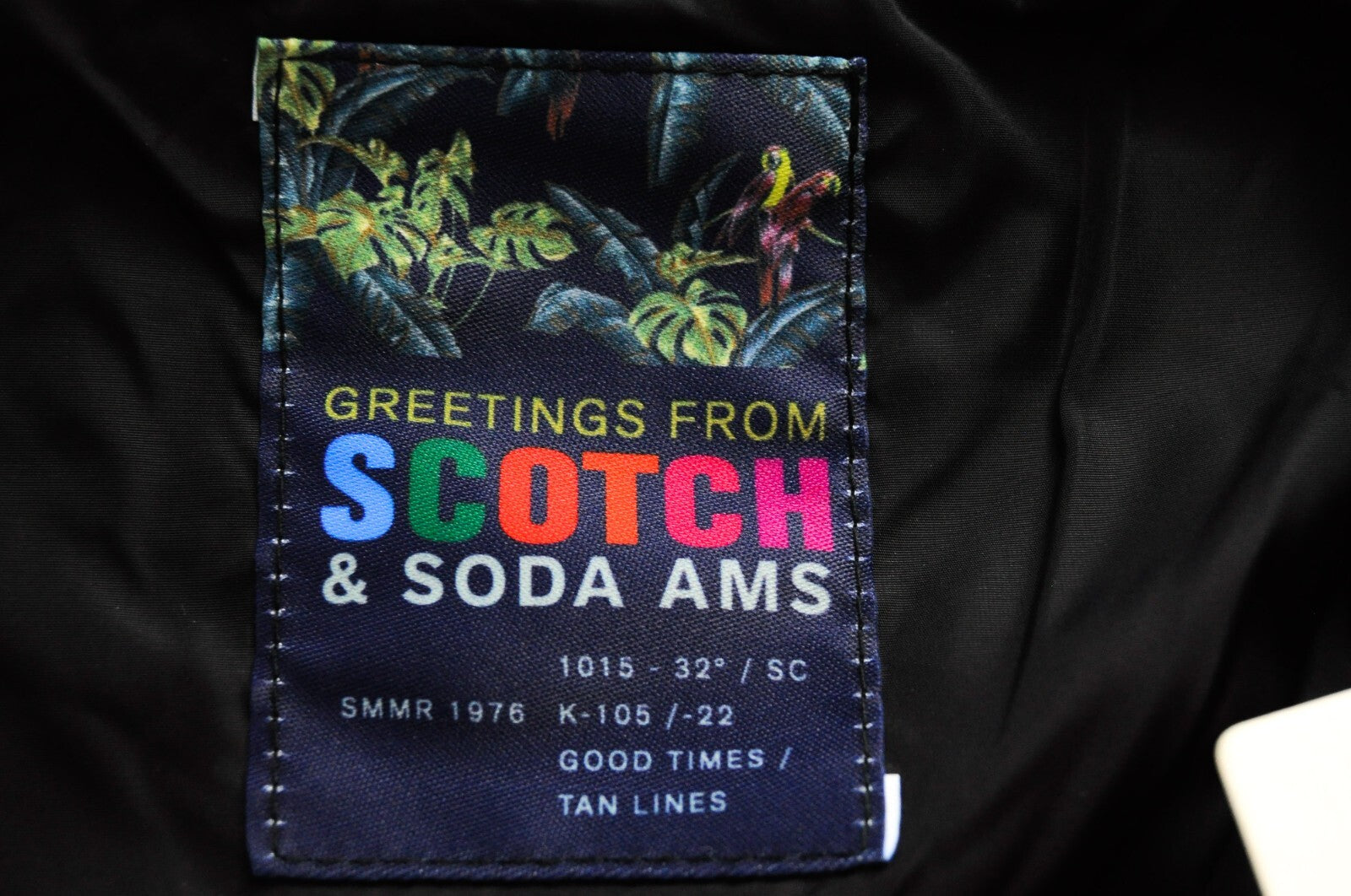 SCOTCH &amp; SODA vyriška striukė su gobtuvu, vėjui nepralaidi, S dydžio, juodo melanžo, palmių rašto. 