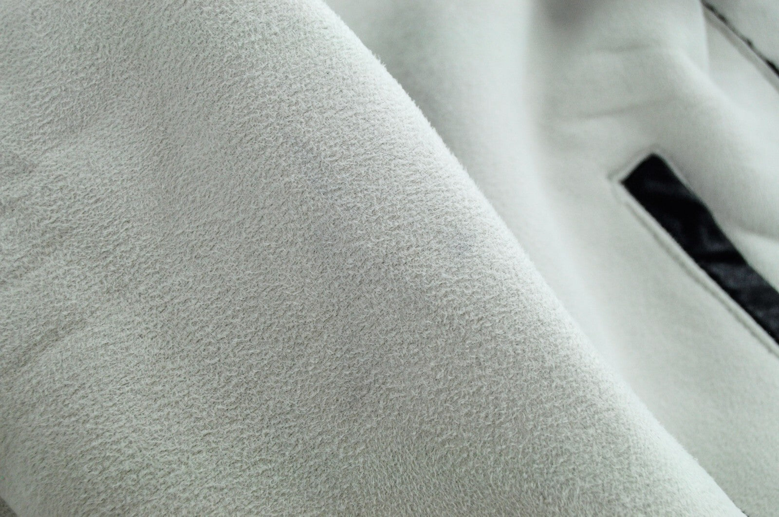 MAISON SCOTCH moteriškas švarkas S, dirbtinės odos, zomšos, balkšvas, trumpas, su dirbtinio kailio dygliais 