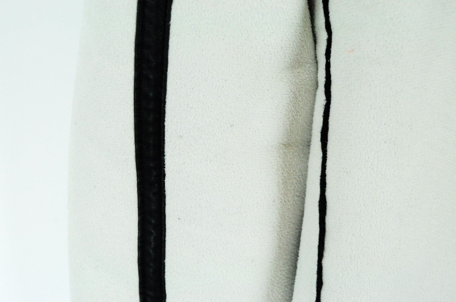 MAISON SCOTCH moteriškas švarkas S, dirbtinės odos, zomšos, balkšvas, trumpas, su dirbtinio kailio dygliais 