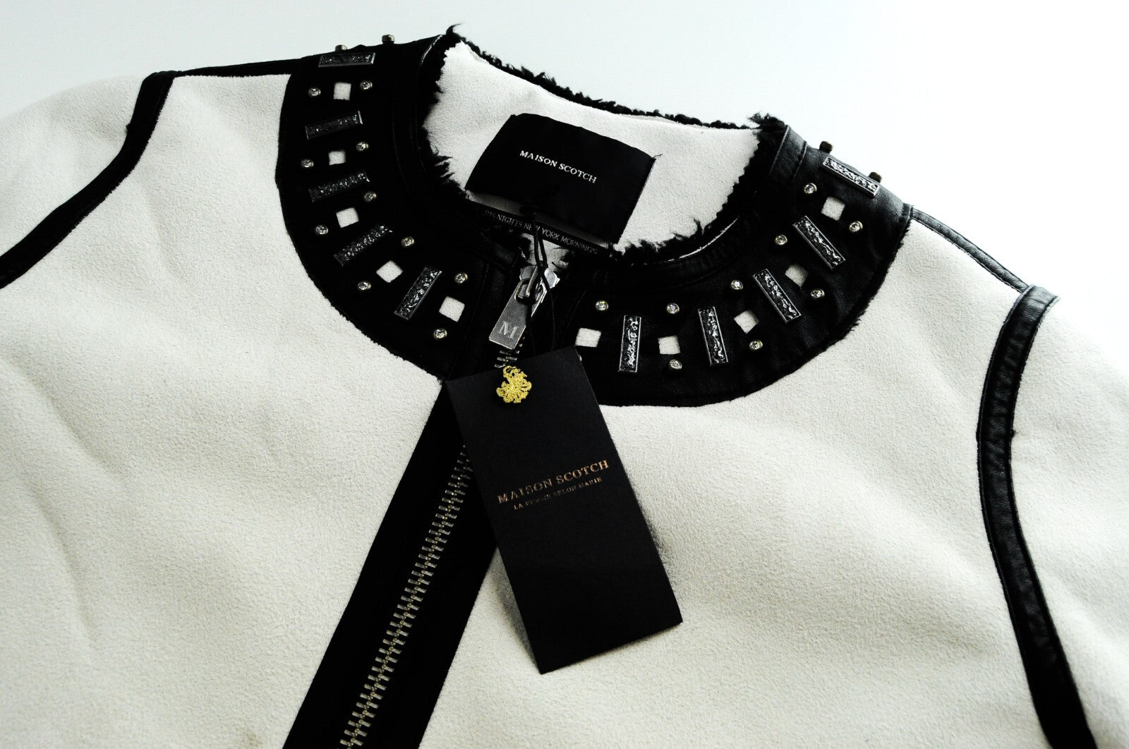 MAISON SCOTCH moteriškas švarkas S, dirbtinės odos, zomšos, balkšvas, trumpas, su dirbtinio kailio dygliais 