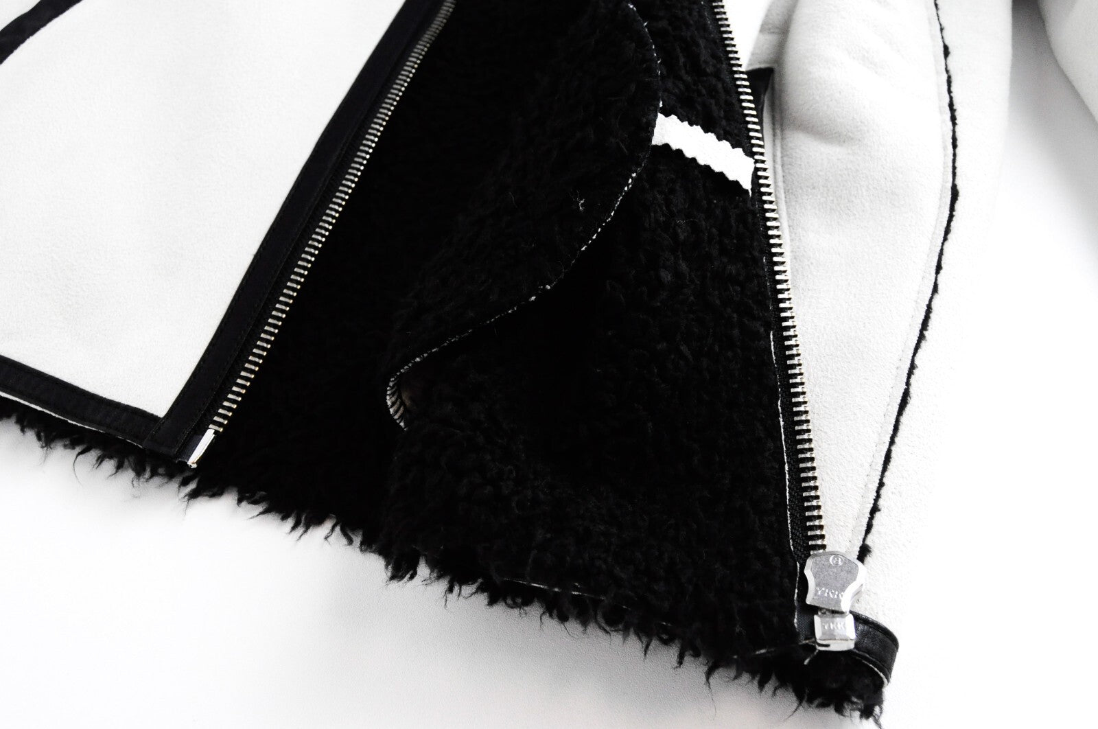 MAISON SCOTCH moteriškas švarkas S, dirbtinės odos, zomšos, balkšvas, trumpas, su dirbtinio kailio dygliais 