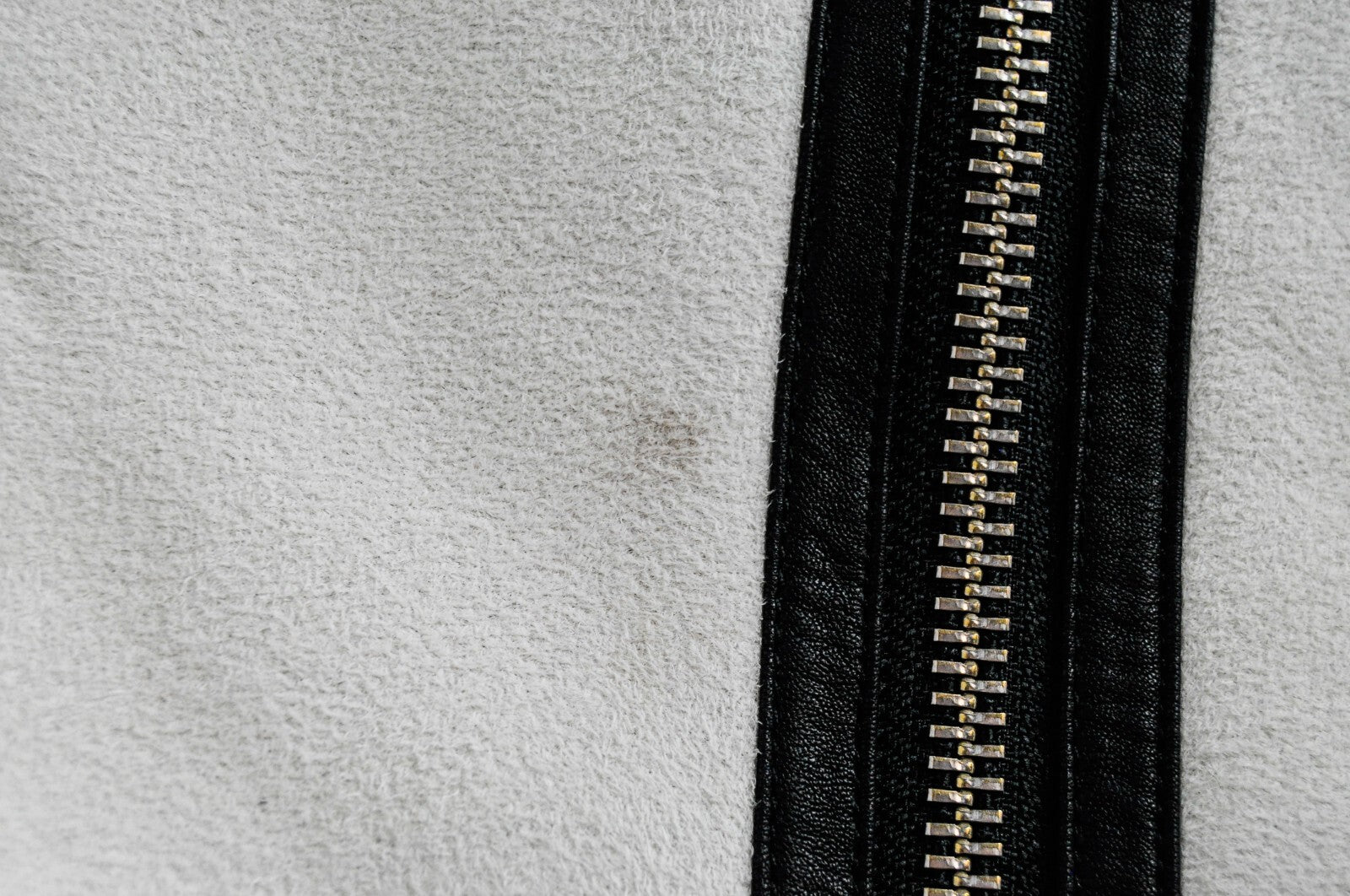 MAISON SCOTCH moteriškas švarkas S, dirbtinės odos, zomšos, balkšvas, trumpas, su dirbtinio kailio dygliais 