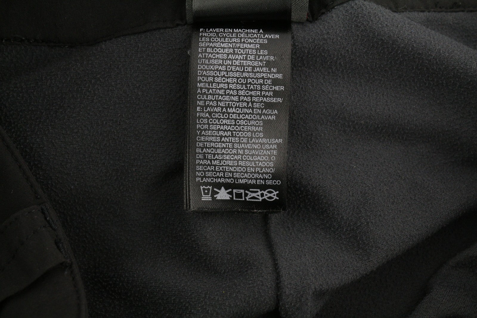 THE NORTH FACE vyriškos trekingo kelnės W34 juodos su fliso pamušalu ir užtrauktuku bei logotipu. 