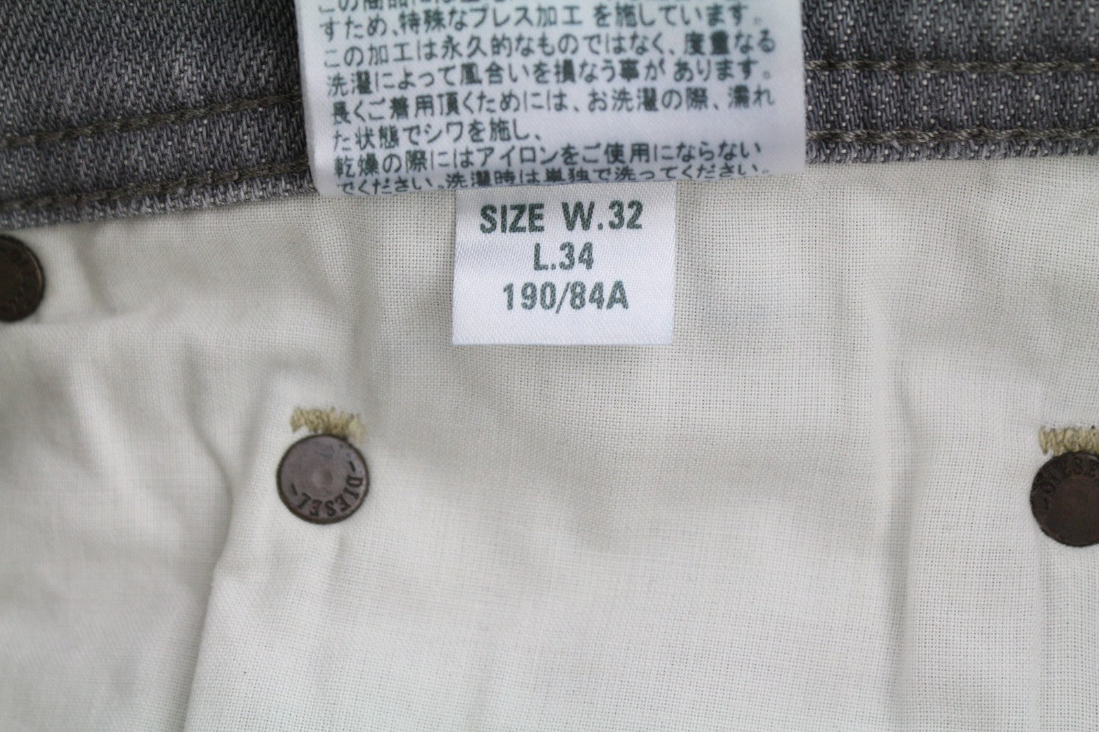 DIESEL Tepphar R39N8 vyriški džinsai W32/L34 Slim Carrot Fit tamprūs skalbto pilko džinso imitacijos džinsai 