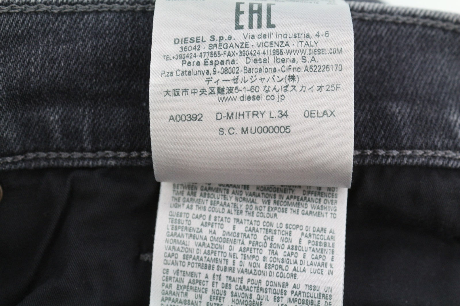 DIESEL D-Mihtry 0ELAX vyriški džinsai W32/L34 tiesaus kirpimo, rekomenduojama kaina – 220 €, skalbtos juodos spalvos. 