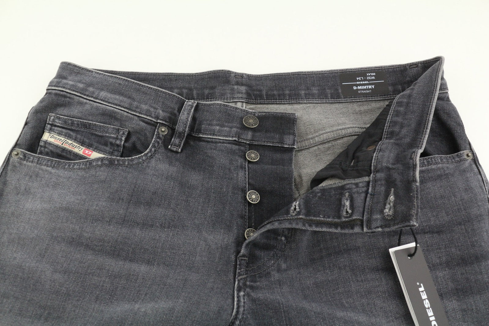 DIESEL D-Mihtry 0ELAX vyriški džinsai W32/L34 tiesaus kirpimo, rekomenduojama kaina – 220 €, skalbtos juodos spalvos. 