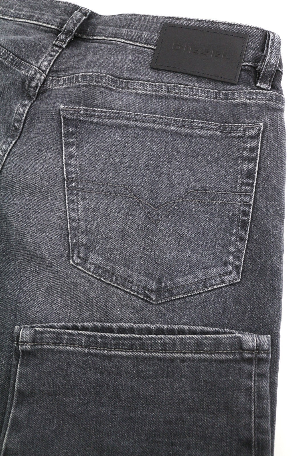 DIESEL D-Mihtry 0ELAX vyriški džinsai W32/L34 tiesaus kirpimo, rekomenduojama kaina – 220 €, skalbtos juodos spalvos. 