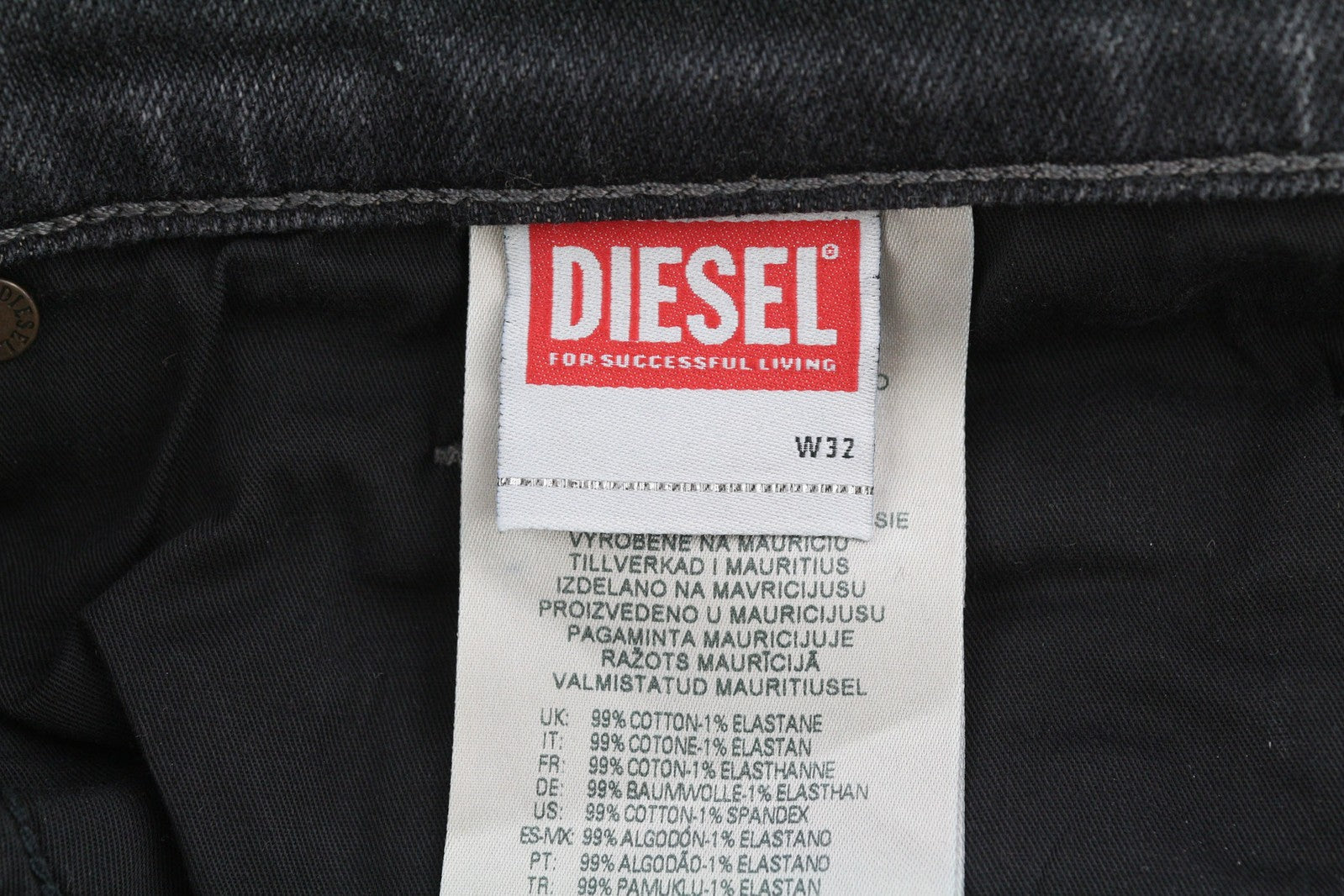 DIESEL D-Mihtry 0ELAX vyriški džinsai W32/L34 tiesaus kirpimo, rekomenduojama kaina – 220 €, skalbtos juodos spalvos. 