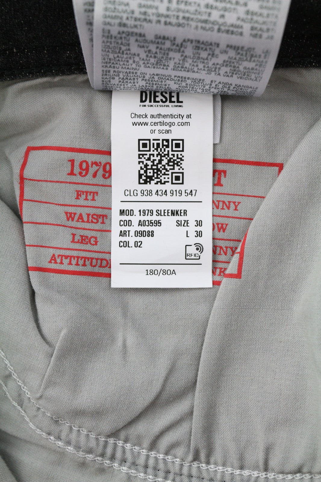 DIESEL 1979 Sleenker 09D88 vyriški džinsai W30/L30 aptempti, žemo juosmens, aptempti, rekomenduojama kaina – 225 € 