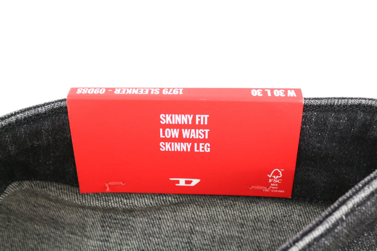 DIESEL 1979 Sleenker 09D88 vyriški džinsai W30/L30 aptempti, žemo juosmens, aptempti, rekomenduojama kaina – 225 € 