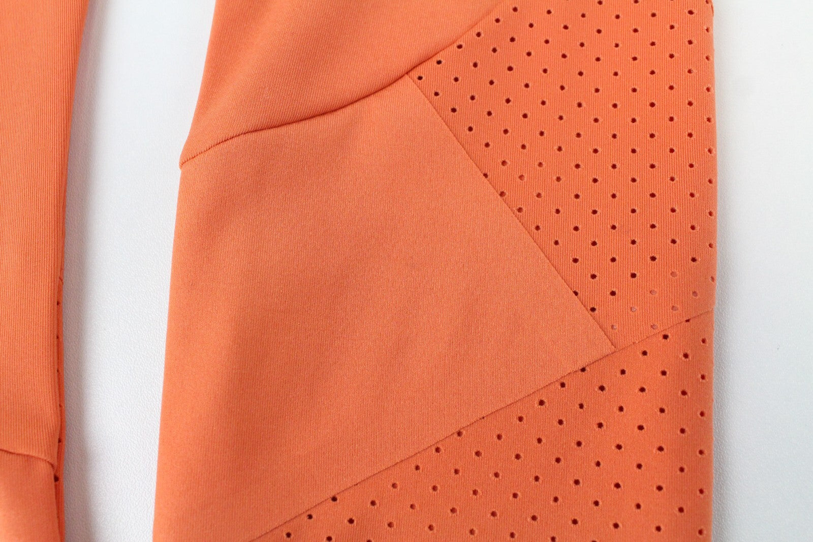 GYMSHARK Pro Perform moteriškos tamprės su oranžine logotipu ir sportine apranga 