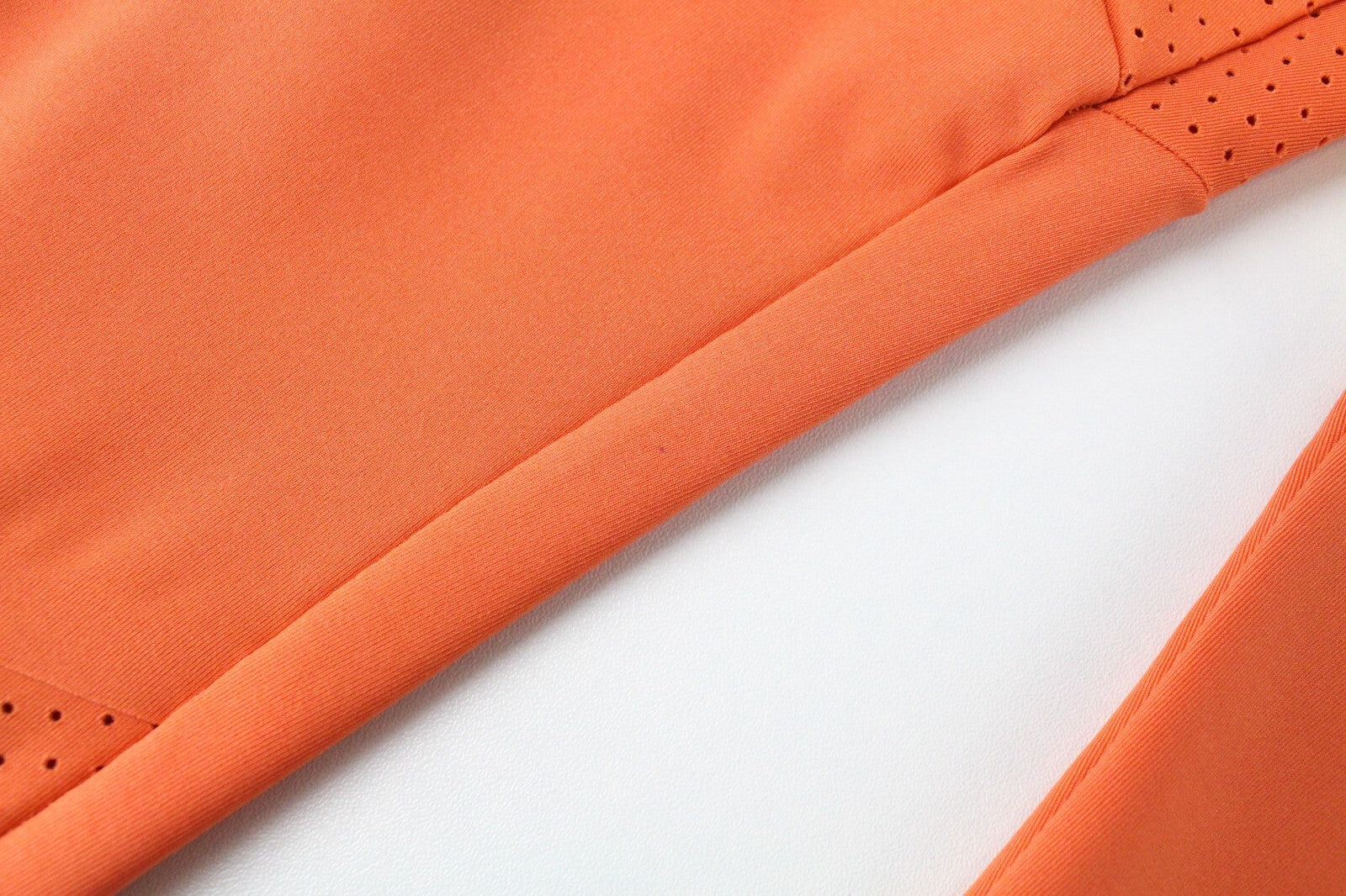 GYMSHARK Pro Perform moteriškos tamprės su oranžine logotipu ir sportine apranga 