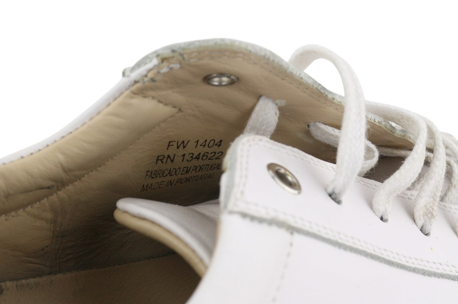 SUITSUPPLY FW1404 vyriški sportbačiai, EU43, balti, odiniai, suvarstyti, žemi, migdolų spalvos nosys. 