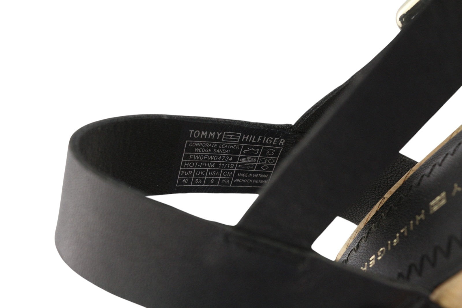 TOMMY HILFIGER korporacinės moteriškos basutės, 40 €, juodos odinės, pleišto formos, su dirželiais, atvira nosele. 