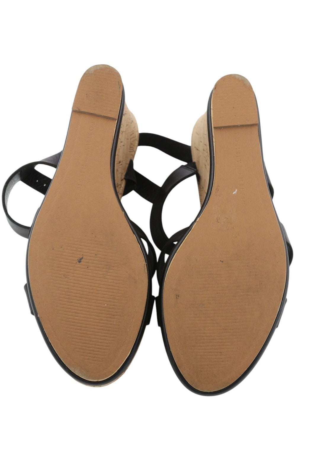 TOMMY HILFIGER korporacinės moteriškos basutės, 40 €, juodos odinės, pleišto formos, su dirželiais, atvira nosele. 