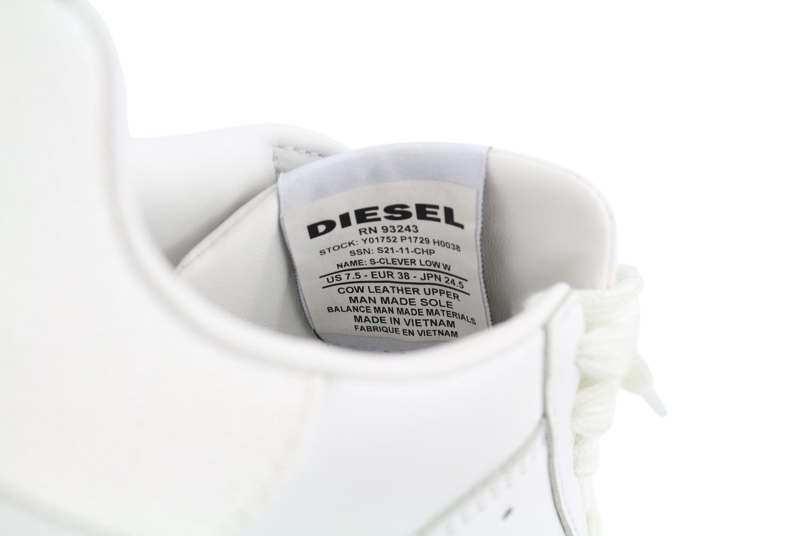 DIESEL S-Clever Low W moteriški sportbačiai, 38 dydis, balti, karvės odos, migdolų nosis, rekomenduojama kaina – 120 € 