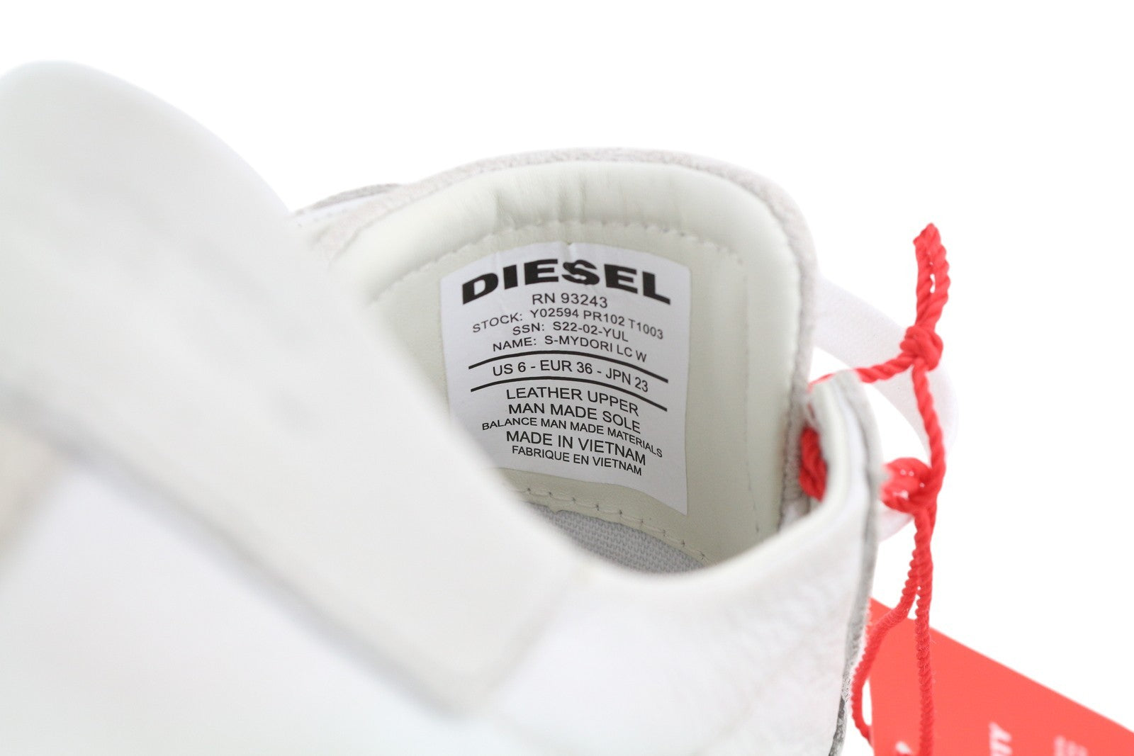 DIESEL S-Mydori Lc W moteriški sportbačiai, 36 dydžio, šviesios odos, migdolų spalvos, su gumelėmis. Rekomenduojama kaina – 160 €. 