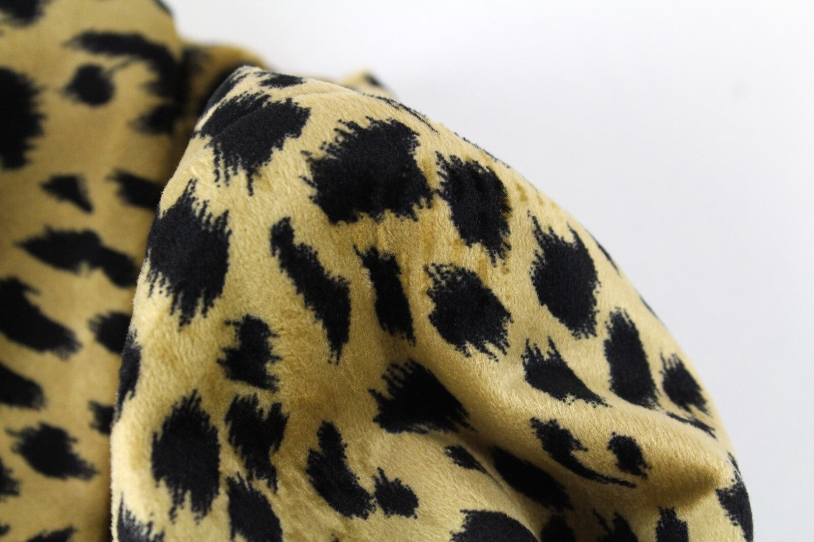 MAISON SCOTCH moteriškas švarkas S dydžio, leopardo rašto, įpjova atvarte, šortai su klubo „Voyage“ logotipu 