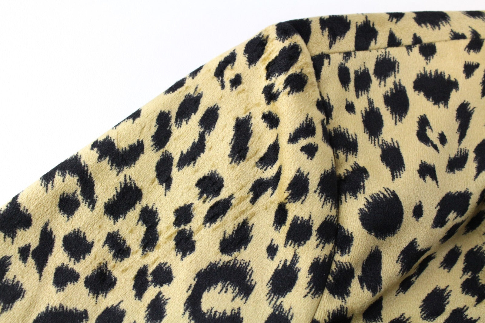 MAISON SCOTCH moteriškas švarkas S dydžio, leopardo rašto, įpjova atvarte, šortai su klubo „Voyage“ logotipu 