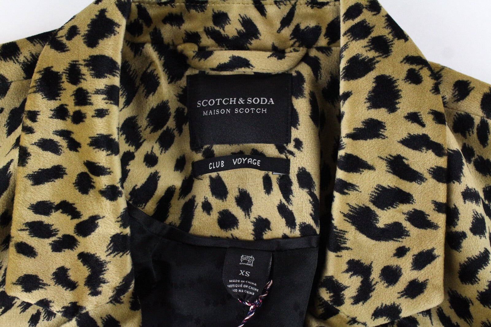 MAISON SCOTCH moteriškas švarkas S dydžio, leopardo rašto, įpjova atvarte, šortai su klubo „Voyage“ logotipu 