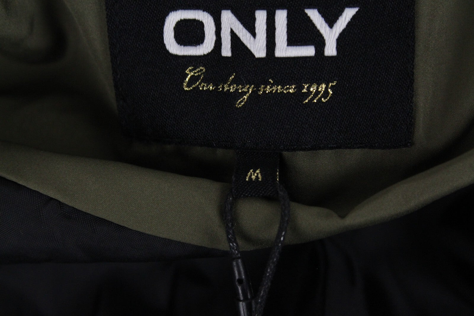 ONLY moteriška striukė M, plona, ​​gobtuvu, chaki spalvos, dygsniuota, šilta, ilga 