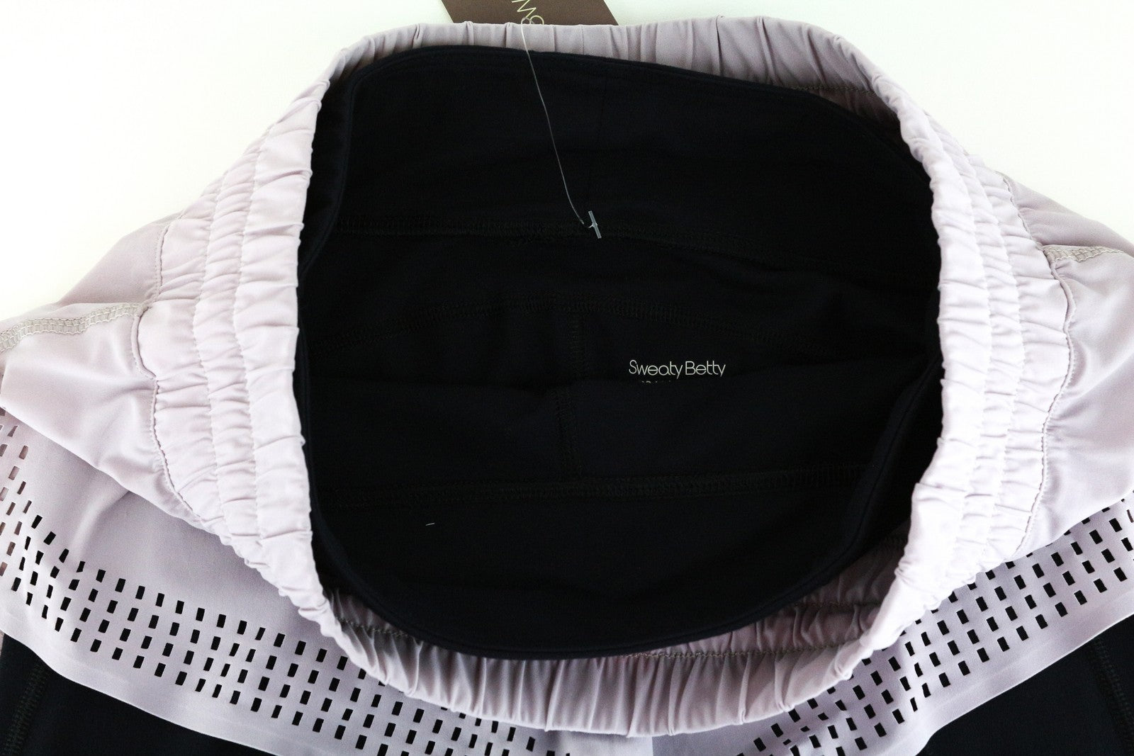 SWEATY BETTY Aerial 2in1 S violetiniai sluoksniuoti sportiniai šortai moterims, tamprūs treniruotėms 