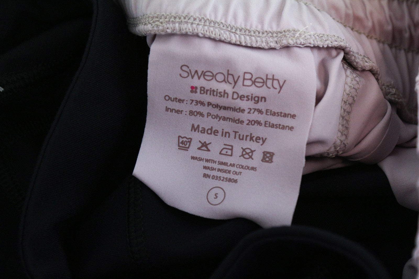 SWEATY BETTY Aerial 2in1 S violetiniai sluoksniuoti sportiniai šortai moterims, tamprūs treniruotėms 