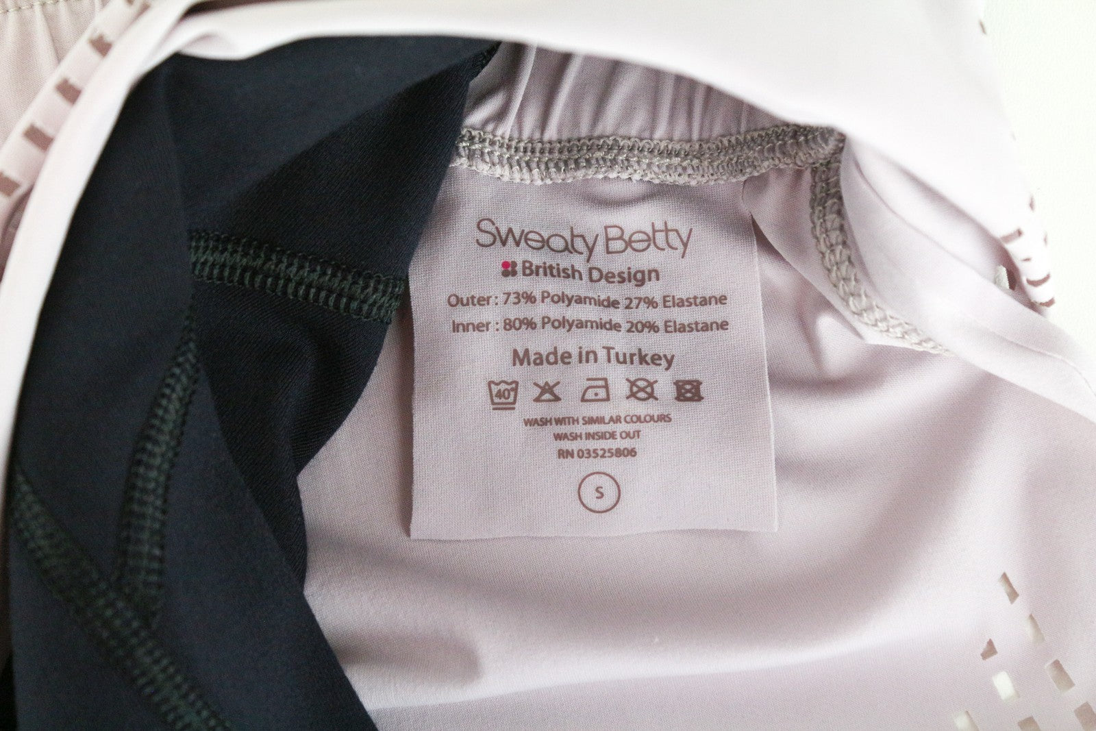 SWEATY BETTY moteriški sluoksniuoti šortai S juodi violetiniai Aerial 2in1 sportiniai šortai 