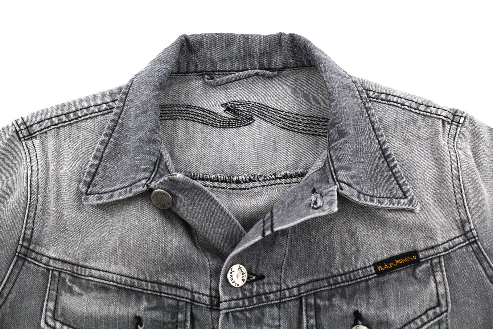 NUDIE Conny vyriška striukė S su saulės balinta juoda sagomis užsegama apykakle, medvilninė, skalbta 