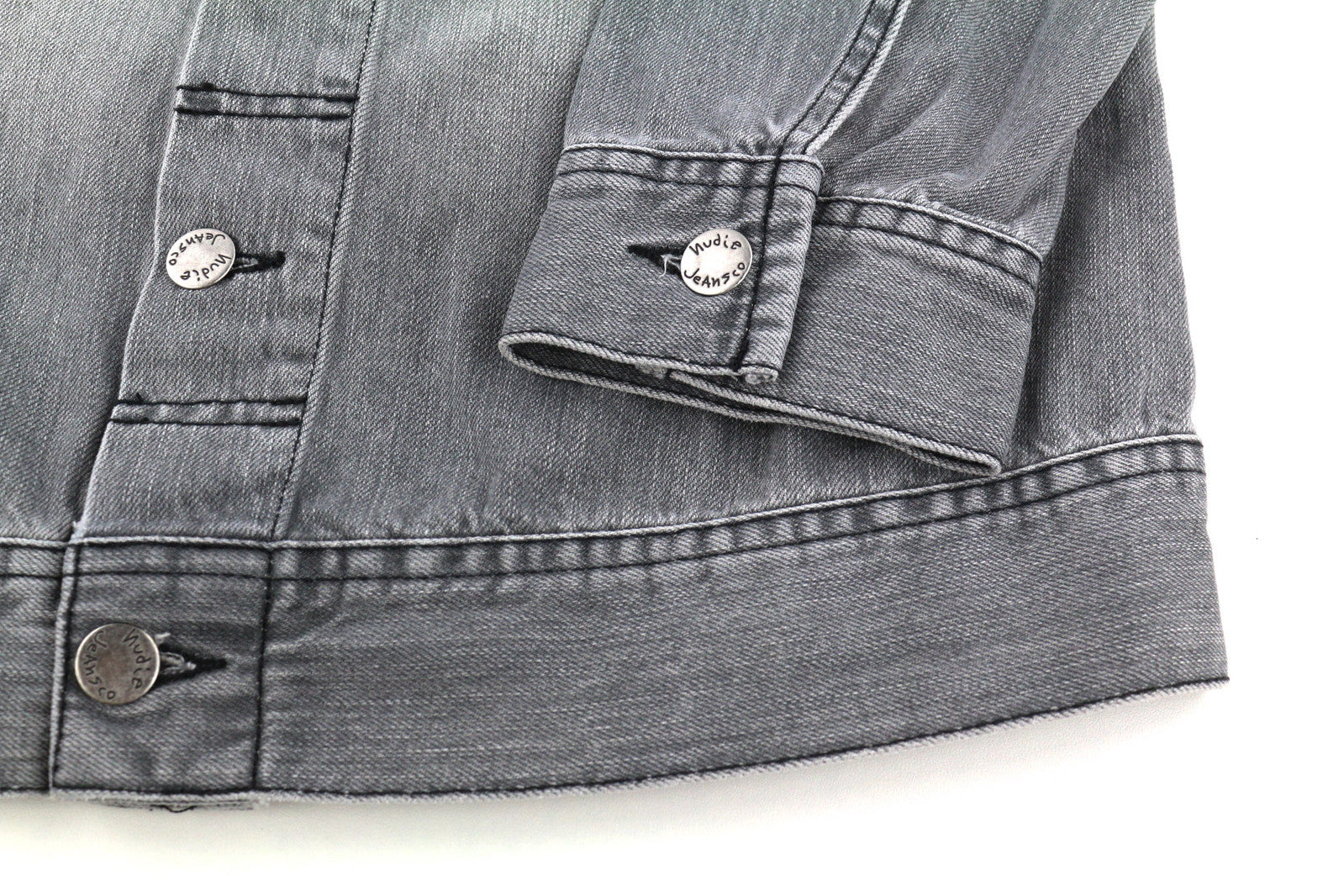 NUDIE Conny vyriška striukė S su saulės balinta juoda sagomis užsegama apykakle, medvilninė, skalbta 