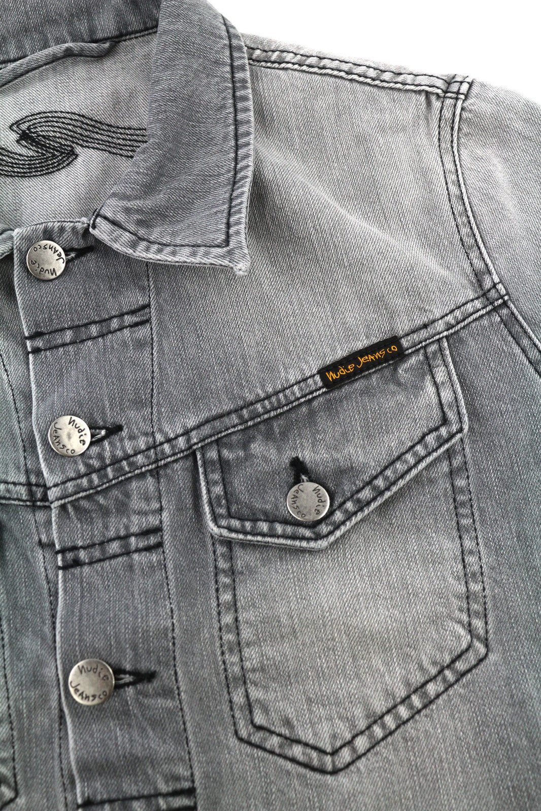 NUDIE Conny vyriška striukė S su saulės balinta juoda sagomis užsegama apykakle, medvilninė, skalbta 