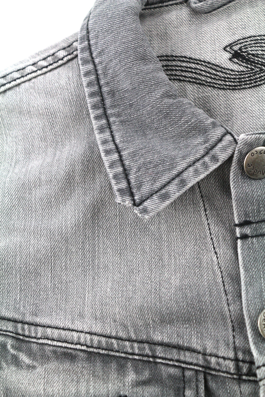 NUDIE Conny vyriška striukė S su saulės balinta juoda sagomis užsegama apykakle, medvilninė, skalbta 