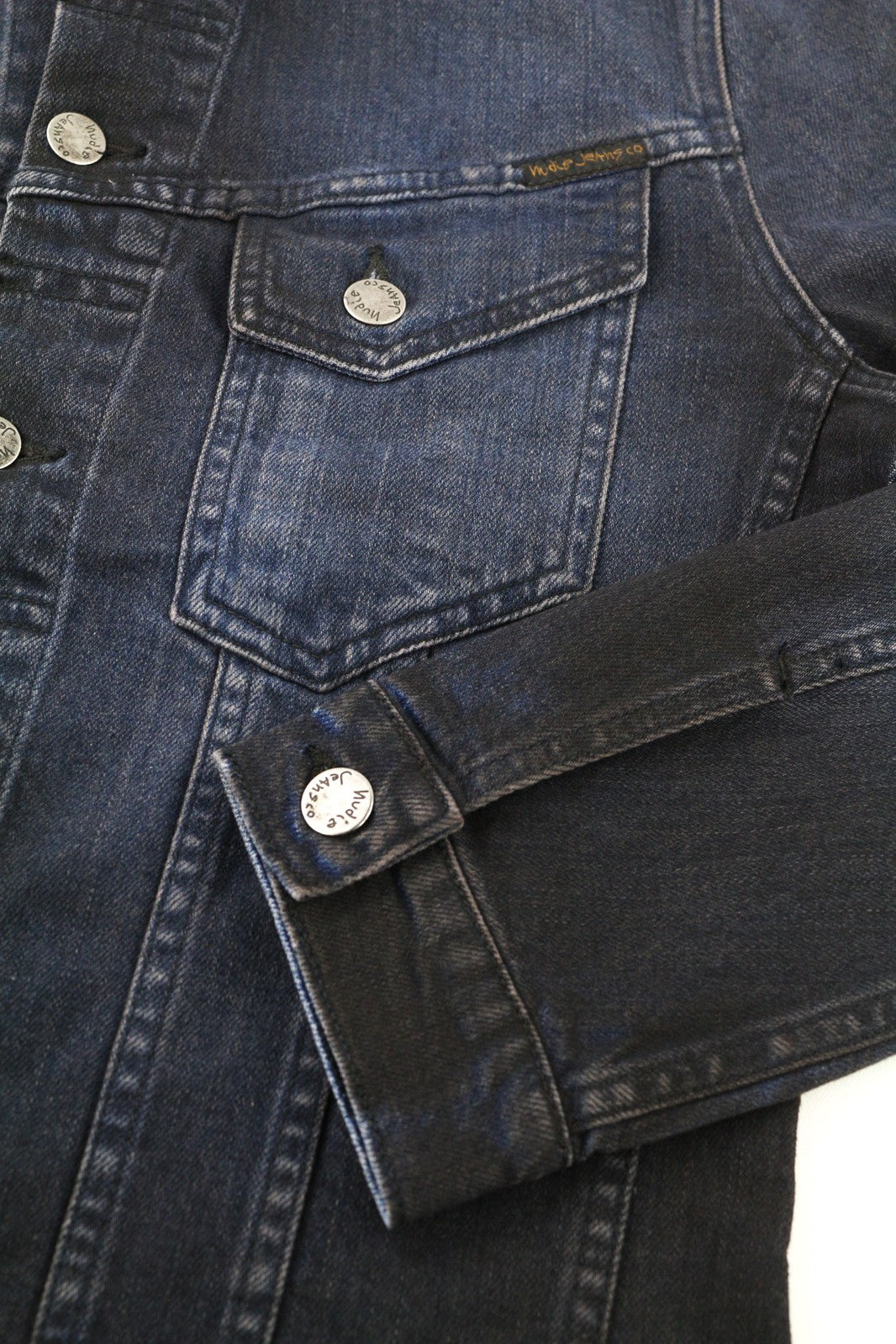 NUDIE JEANS Perry vyriška striukė S, džinsinio audinio, juodos spalvos su mėlynais mygtukais ir skalbtais logotipais 