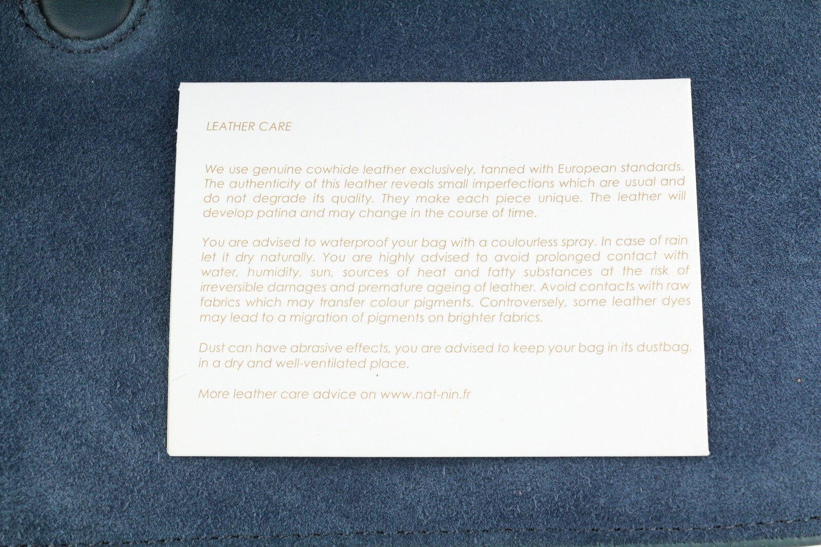 NAT &amp; NIN Vittoria moteriškas krepšys su nuimamu dirželiu per petį ir logotipu, mėlynos spalvos 