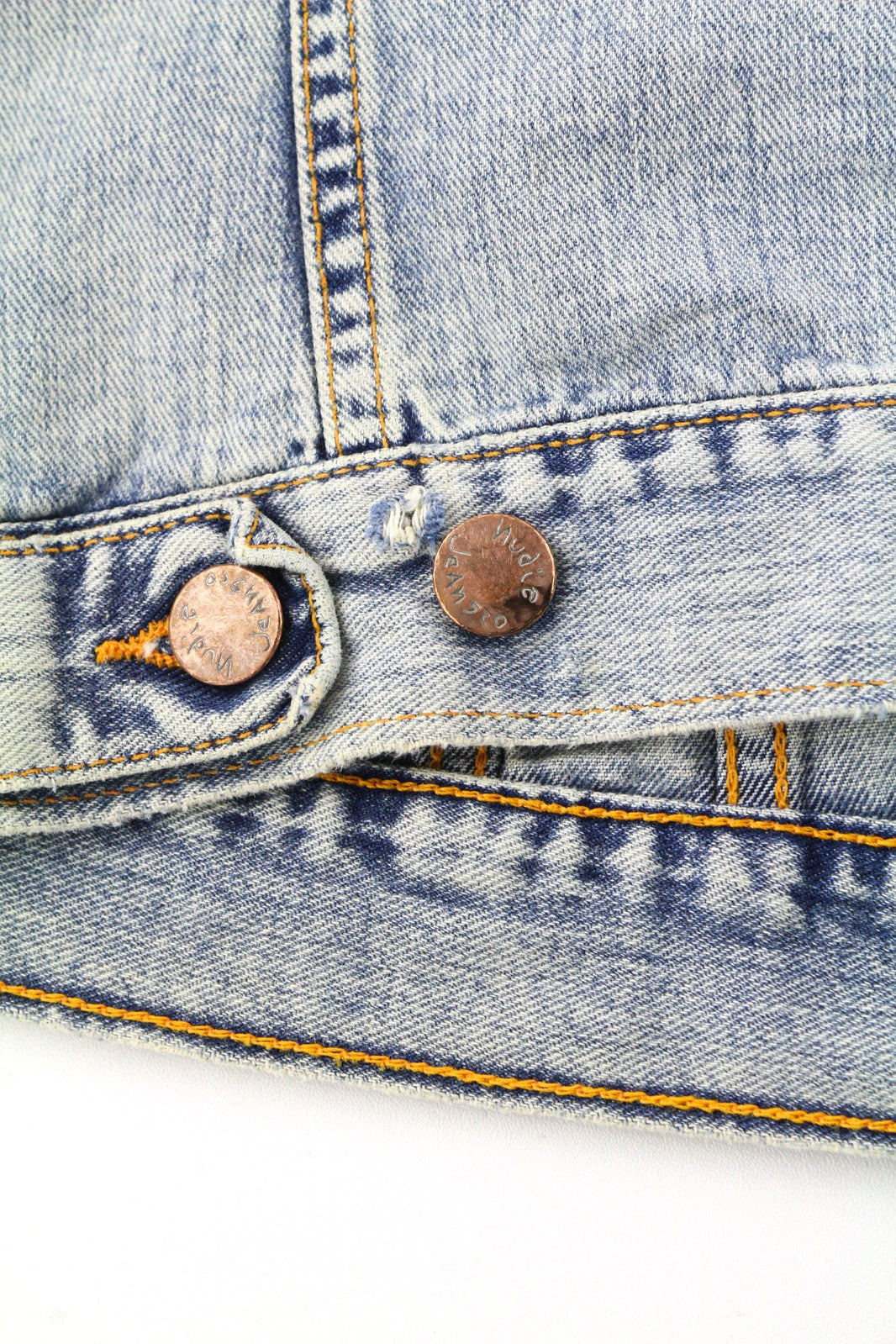 NUDIE JEANS Terry vyriška striukė S, džinsinio audinio, balintos mėlynos spalvos, su medvilnės sagomis. 