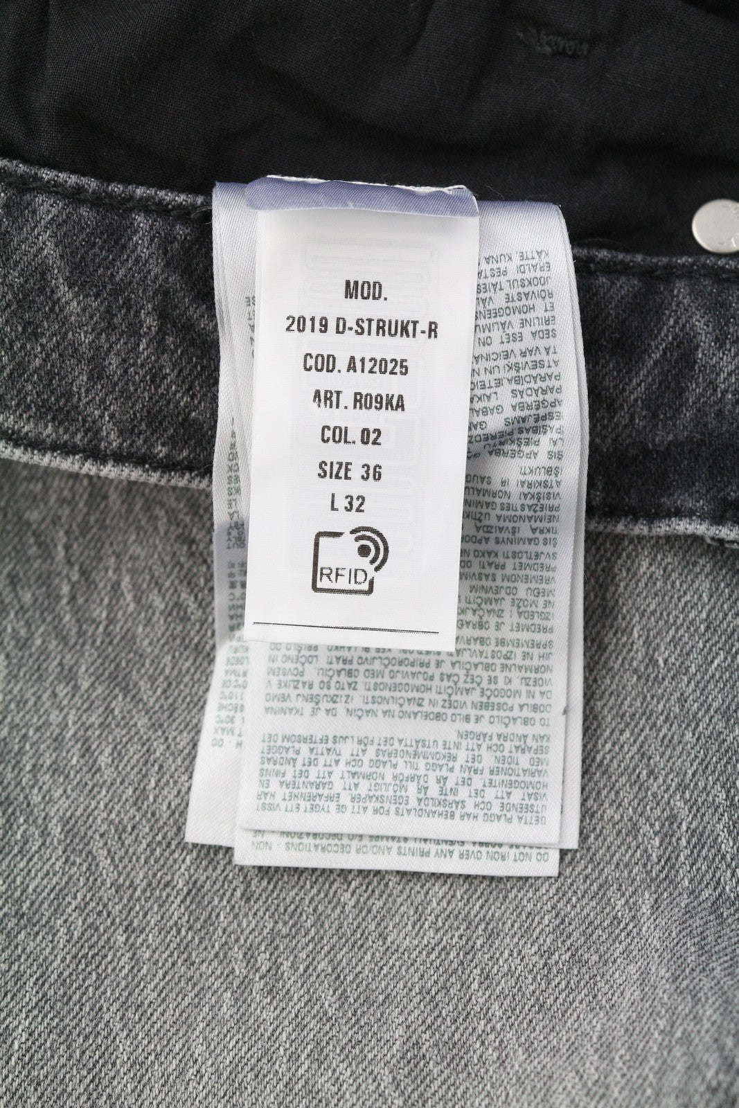 DIESEL 2019 D-Strukt R09KA vyriški džinsai W36/L32 pilki su skalbtais plonais užtrauktukais, rekomenduojama kaina – 225 € 