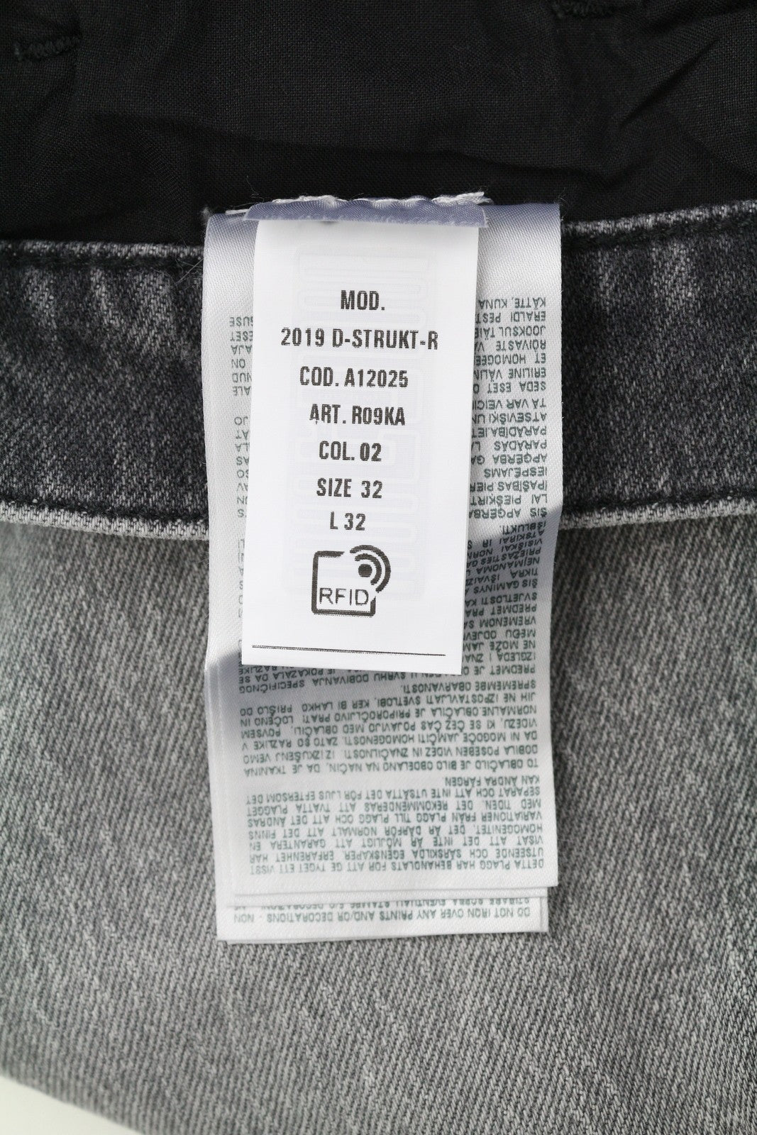 DIESEL 2019 D-Strukt R09KA vyriški džinsai W32/L32 pilki su skalbtais plonais užtrauktukais, rekomenduojama kaina – 225 € 