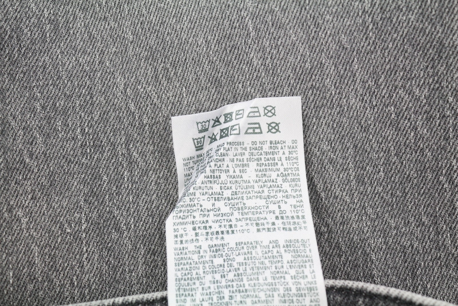 DIESEL 2019 D-Strukt R09KA vyriški džinsai W32/L32 pilki su skalbtais plonais užtrauktukais, rekomenduojama kaina – 225 € 